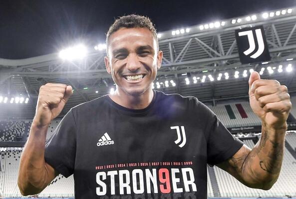 FIFA官方捧C罗是“唯一”赢得三大联赛冠军的球员 尤文队友上来直接打脸