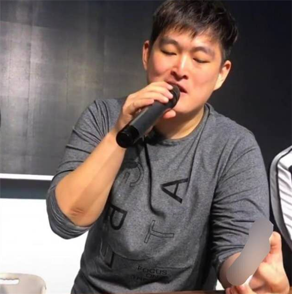 赵本山儿子抽10元烟
