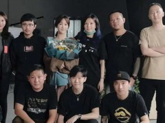 杨紫成功追星赵薇 《听见她说》幕后合照粉丝与偶像同框并肩站在一起